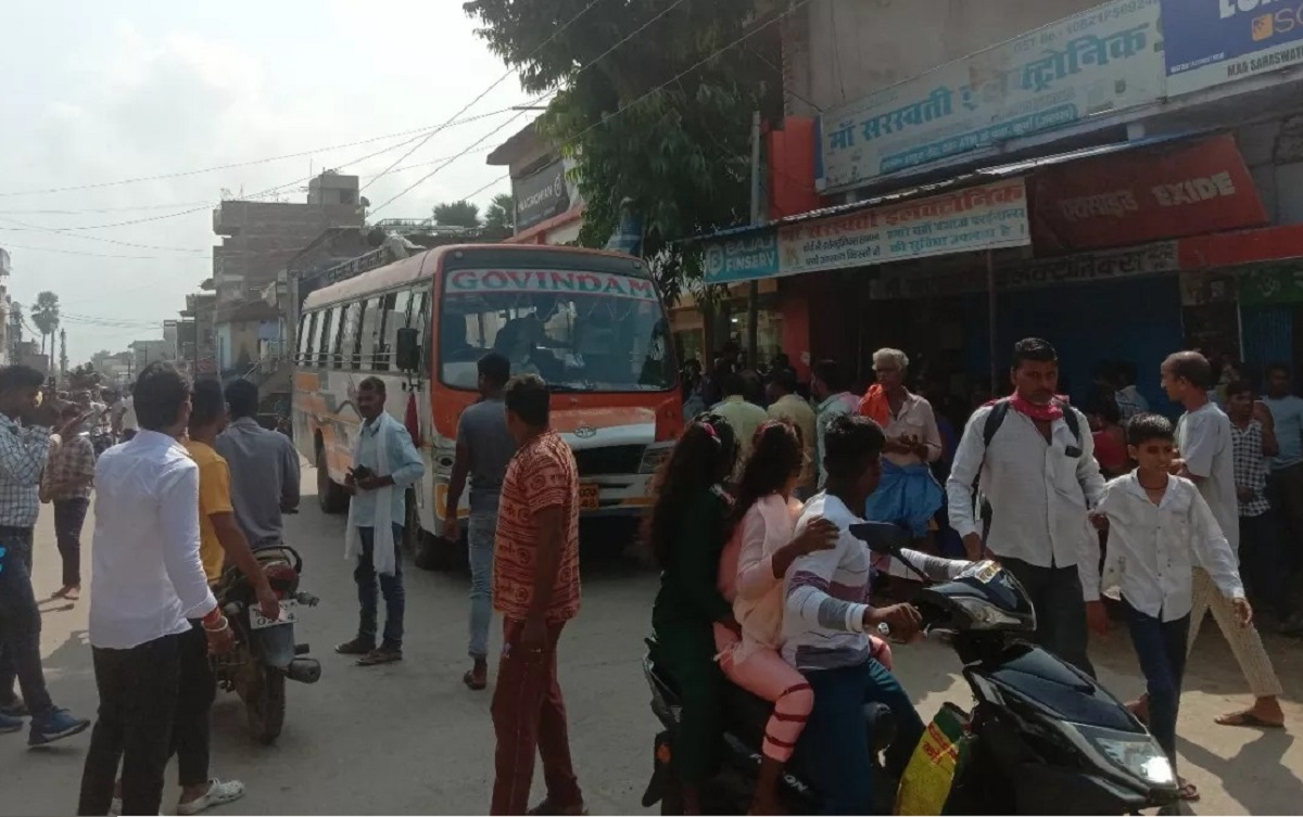 कुर्था में बस की छत पर सवार दो यात्री करंट से झुलसे, गंभीर - Times